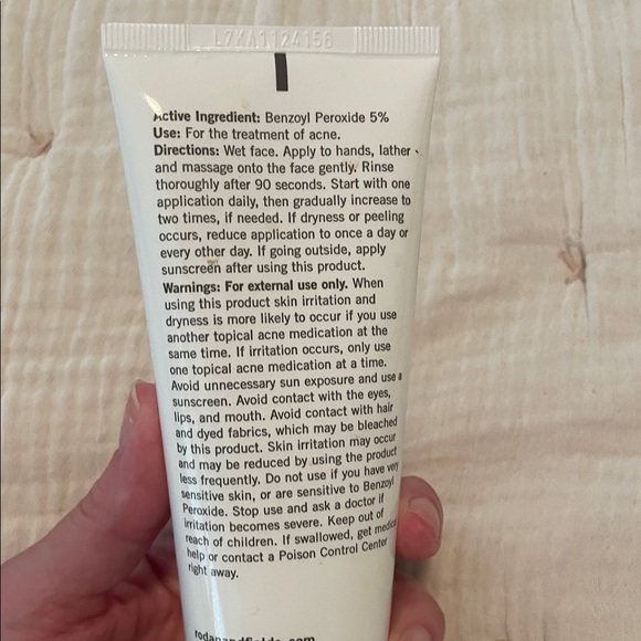 Rodan + Fields Spotless Daily Acne Wash - 125 ml - Picture 2 of 3